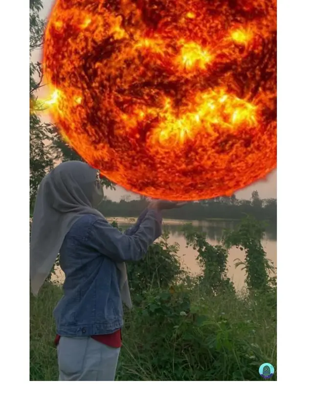 Wanita Ini Minta Diedit Foto Mataharinya Pas di Tangan, 8 Hasilnya Bikin Tepuk Jidat