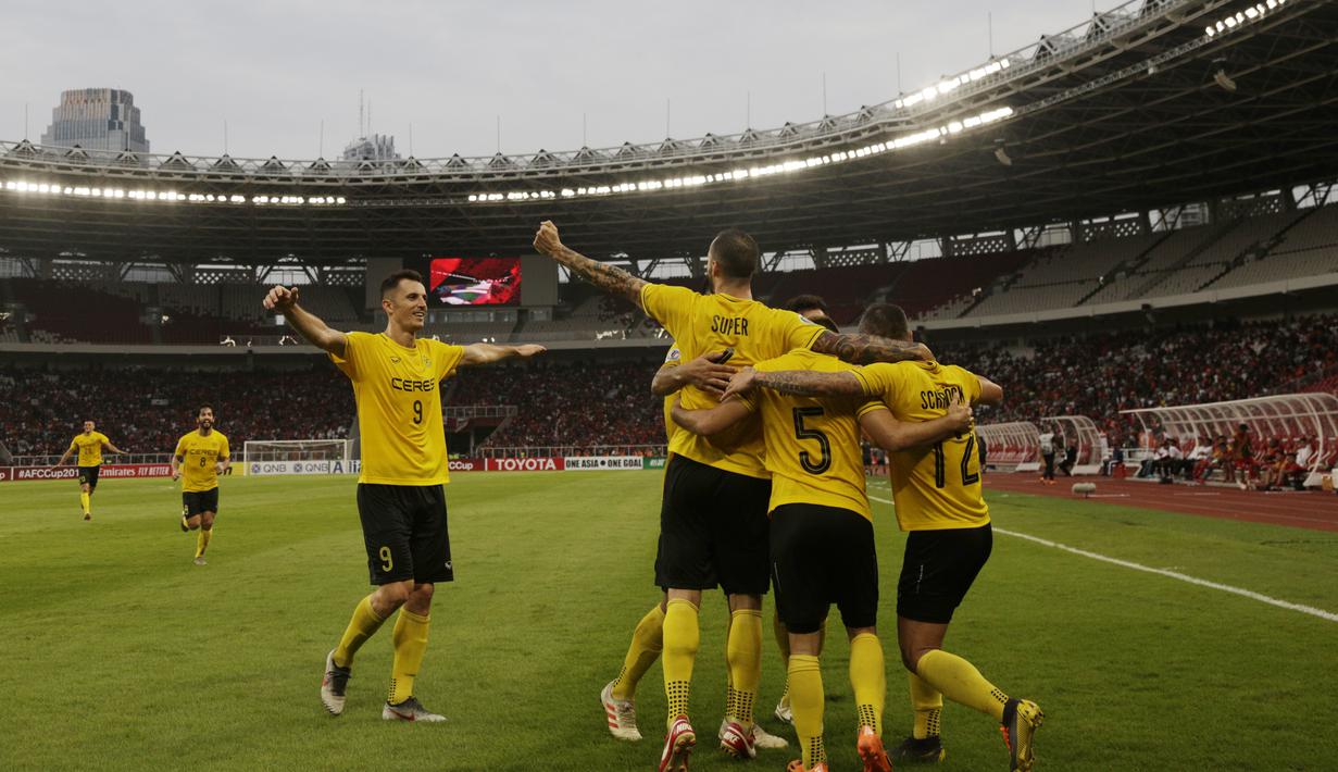 Pemain Ceres-Negros merayakan gol yang dicetak oleh Mike Rigoberto ke gawang Persija Jakarta pada laga Piala AFC di SUGBK, Jakarta, Selasa (23/4). Persija takluk 2-3 dari Ceres-Negros. (Bola.com/Peksi Cahyo)