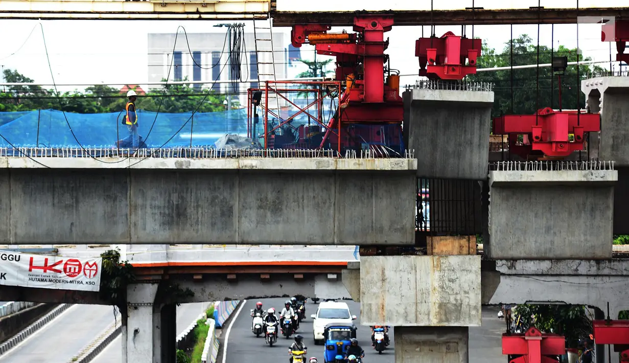 Suasana proyek pembangunan Double-Double Trek (DDT) jalur kereta api di Jatinegara, Jakarta, Kamis (31/1). Pembangunan double track dilakukan sepanjang 35 kilometer dari Stasiun Manggarai, Jatinegara dan Cikarang. (Merdeka.com/Imam Buhori)