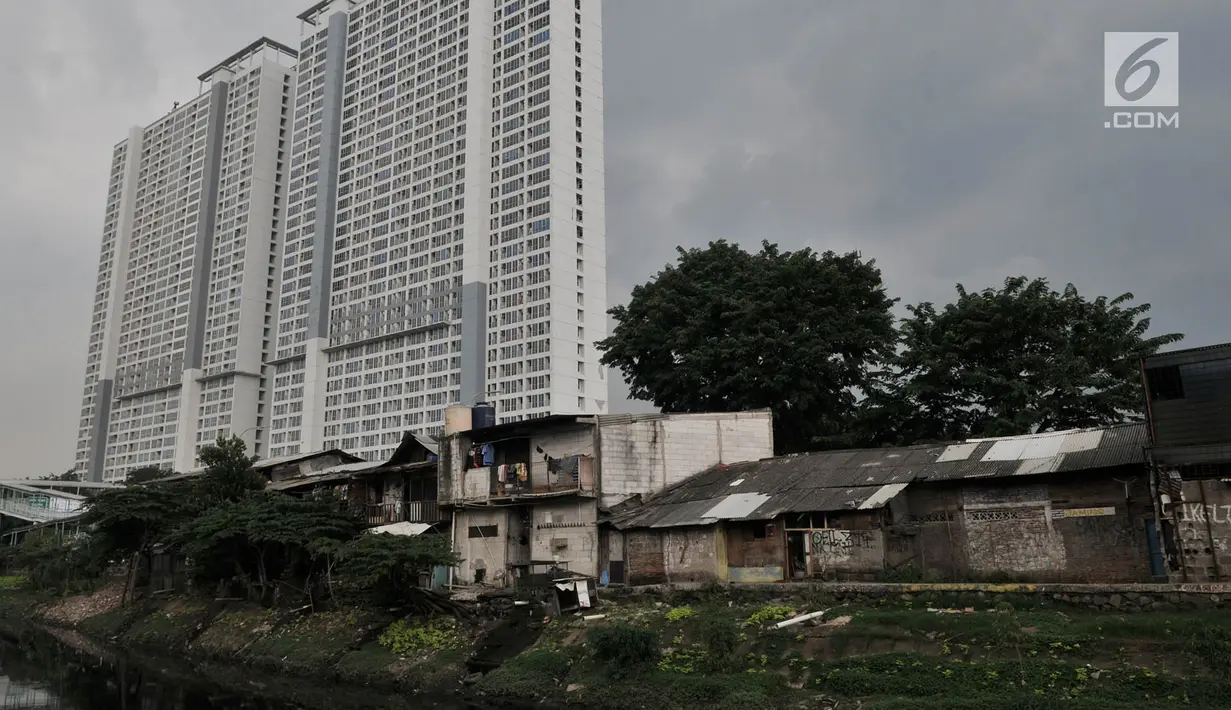 Apartemen baru menjulang tinggi dengan pemandangan rumah semipermanen di Jakarta, Selasa (16/4). Data Colliers International mencatat pada kuartal I-2019 tambahan pasokan apartemen sebanyak 1.847 unit. Sehingga total apartemen di Jakarta saat ini sebanyak 203.664 unit. (merdeka.com/Iqbal S. Nugroho)