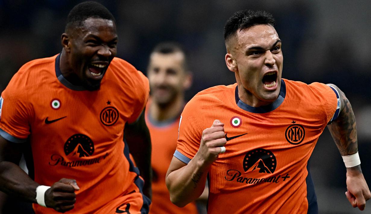 Penyerang Inter Milan, Lautaro Martinez (kanan) bersama Marcus Thuram merayakan gol kedua timnya saat pertandingan sepak bola Serie A Italia melawan US Salernitana di Stadion San Siro, di Milan, pada 16 Februari 2024. (GABRIEL BOUYS/AFP)