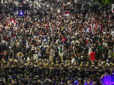 Massa aksi dari Gerakan Nasional Kedaulatan Rakyat berunjuk rasa di depan Gedung Bawaslu, Jakarta, Selasa (21/5/2019). Dalam aksinya yang dijaga aparat kepolisian, mereka meminta Bawaslu memeriksa hasil perolehan suara Pemilu 2019 yang dinilai banyak kecurangan. (Liputan6.com/Faizal Fanani)