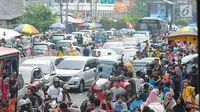 Sejumlah mobil terjebak kemacetan di kawasan Tanah Abang, Jakarta, Minggu (26/5/2019). Banyaknya masyarakat yang berbelanja di pasar tanah abang membuat arus lalu lintas di kawasan tersebut padat. (Liputan6.com/Angga Yuniar)