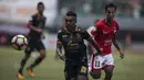 Gelandang Borneo FC, Terens Puhiri, mengejar bola saat melawan Persija pada laga Liga 1 di Stadion Patriot Bekasi, Jawa Barat, Minggu (16/7/2017). Borneo FC kalah 0-1 dari Persija. (Bola.com/Vitalis Yogi Trisna)