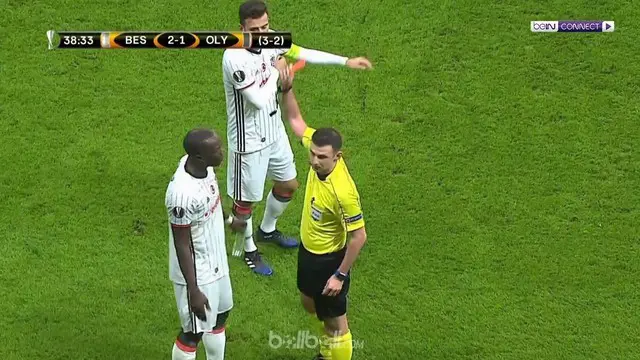 Ini Tandukan Striker Besiktas yang Berbuah Kartu Merah