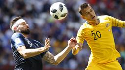 Striker Prancis, Olivier Giroud, duel udara dengan pemain Australia, Trent Sainsbury, pada laga Piala Dunia di Kazan Arena, Sabtu (16/6/2018). Prancis menang 2-1 atas Australia. (AP/Darko Bandic)