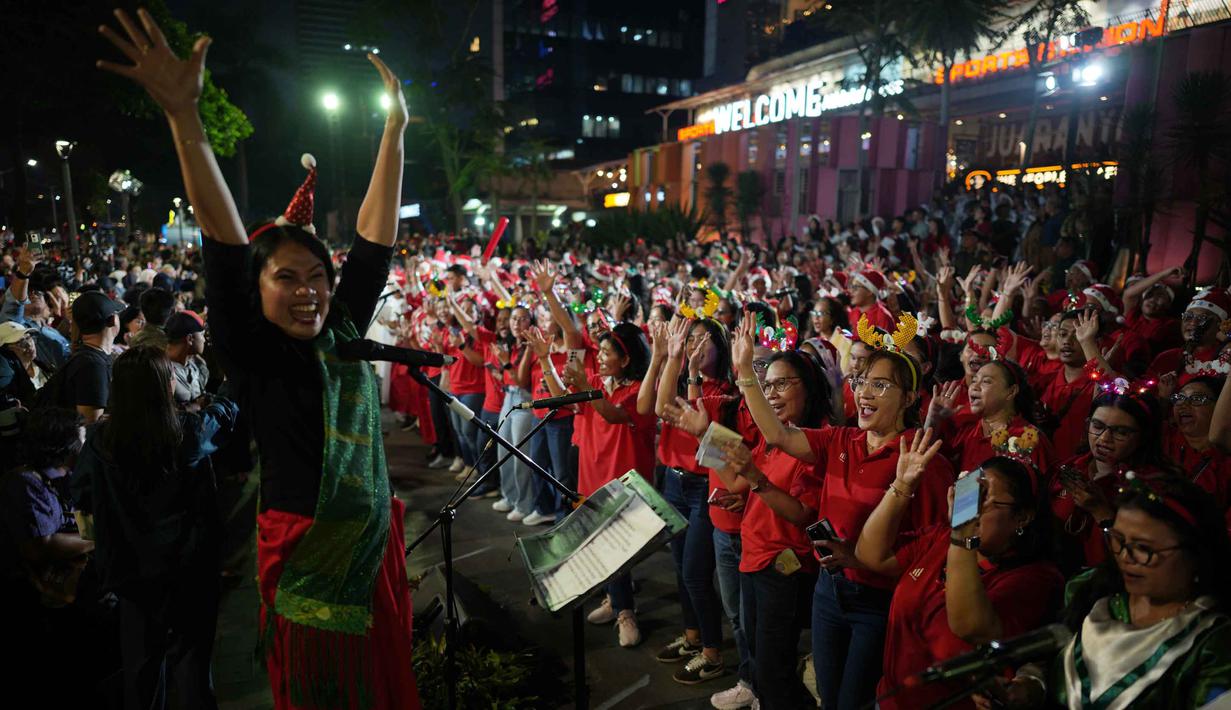 Umat Kristiani menyanyikan lagu-lagu Natal di Jakarta, Selasa 23 Desember 2025. Umat Kristiani di Jakarta merayakan puncak rangkaian Christmas Carol Colossal 2025. (AP Photo/Dita Alangkara)