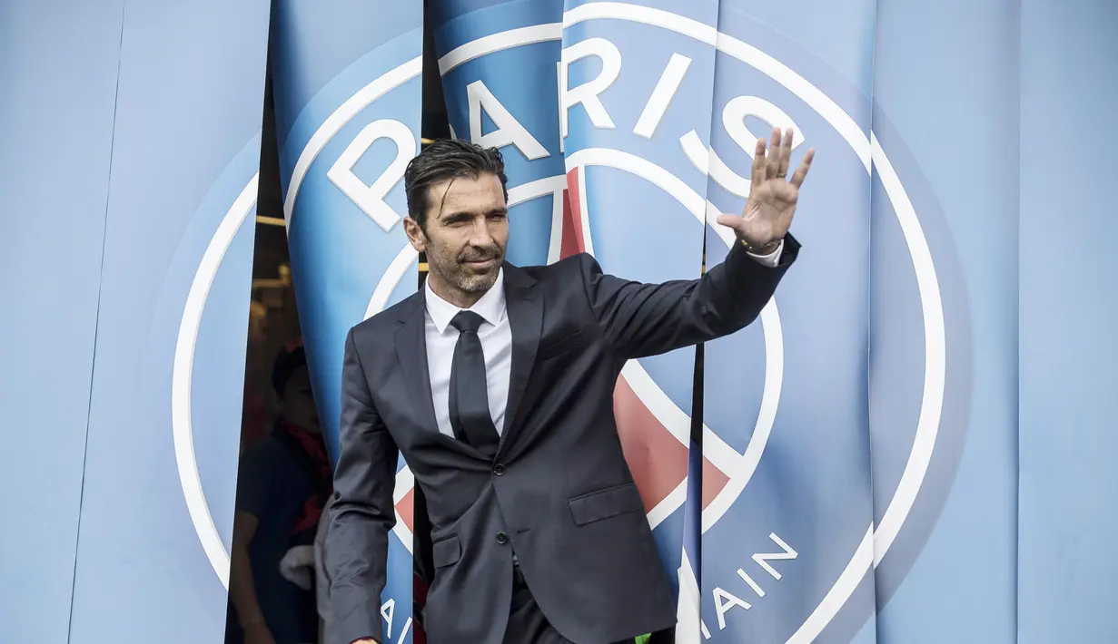 Kiper anyar Paris Saint-Germain (PSG), Gianluigi Buffon, menyapa fans saat tiba di Stadion Parc des Princes, Paris, Senin (9/7/2018). PSG resmi perkenalkan Gianluigi Buffon sebagai rekrutan baru. (AP/Jean-Francois Badias)