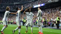 Para pemain Real Madrid saat merayakan gol Alvaro Morata (kanan) ke gawang Celta Vigo, pada pertandingan lanjutan La Liga, di Santiago Bernabeu, Sabtu (27/8/2016). (AFP/Pierre-Philippe Marcou). 