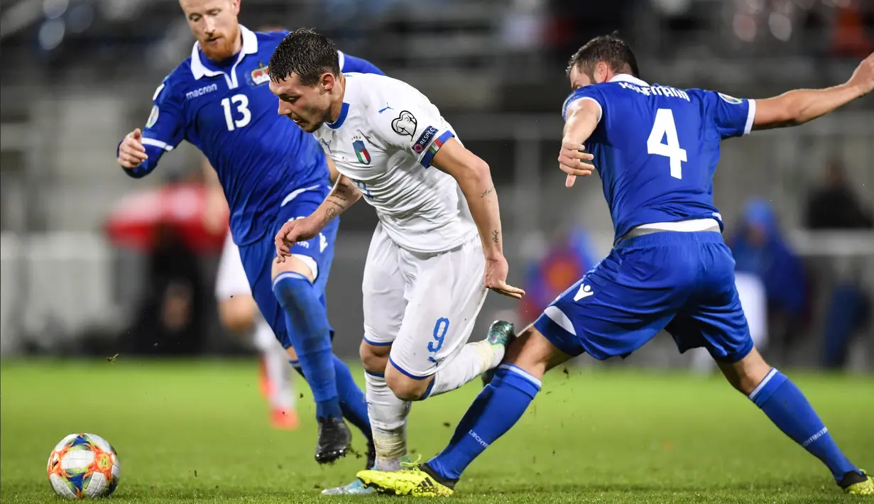 Penyerang Italia, Andrea Belotti berusaha melewati dua pemain Liechtenstein pada pertandingan Grup J Kualifikasi Piala Eropa 2020 di Vaduz, Liechtenstein (15/10/2019). Belotti mencetak dua gol dan mengantar Italia menang telak 5-0 atas Liechtenstein. (Gian Ehrenzeller/Keystone via AP)