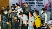 M Idris mencukur rambut sejumlah relawan pendukung merayakan kemenangan Pilkada Depok. (Dicky/Liputan6.com)