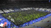 Penonton laga persahabatan antara Prancis melawan Jerman tertahan di dalam stadion karena ancaman bom dan penyerangan bersenjata di Stadion Stade de France, Prancis, Jumat (13/11/2015). (AFP Photo/Franck Fife)