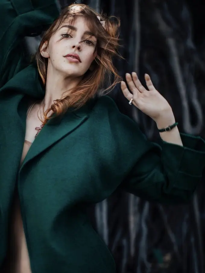 Potret Tampilan Diduga Kekasih Baru Elon Musk, Aktris Berusia 27 Tahun