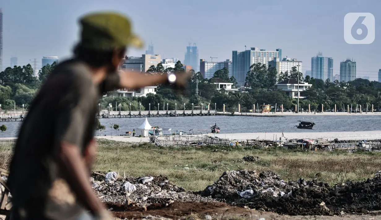 Warga menunjukkan proyek reklamasi perluasan kawasan wisata Ancol, Jakarta, Rabu (8/7/2020). Reklamasi Ancol seluas 155 hektare yang meliputi perluasan Rekreasi Dufan sekitar 35 hektare dan kawasan Ancol Timur 120 hektare menuai polemik dari masyarakat dan nelayan. (merdeka.com/Iqbal S. Nugroho)