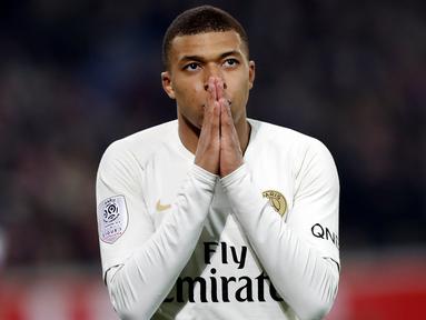 Striker Paris Saint-Germain (PSG), Kylian Mbappe, tampak kecewa usai gagal membobol gawang Lille pada laga Liga Prancis di  Stade Pierre Mauroy, Minggu (14/4). PSG takluk 1-5 dari Lille. (AP/Christophe Ena)