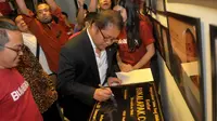 Menkominfo Rudiantara menandatangani prasasti peresmian kantor baru Bukalapak (Liputan6.com/Faisal R Syam)