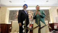 Ketua DPD RI Irman Gusman (kanan) menerima tamu dari Kedutaan besar India untuk Indonesia Gurjit Singh (kiri), Jakarta, Jum'at (24/10/2014) (Liputan6.com/Andrian M Tunay) 