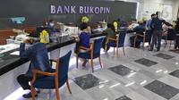 Suasana pelayanan nasabah di kantor pusat Bank Bukopin, Jakarta, Selasa (1/7/2020). Penggunaan dana seluruhnya untuk modal kerja dalam rangka meningkatkan pertumbuhan kredit. (Liputan6.com/Herman Zakharia)