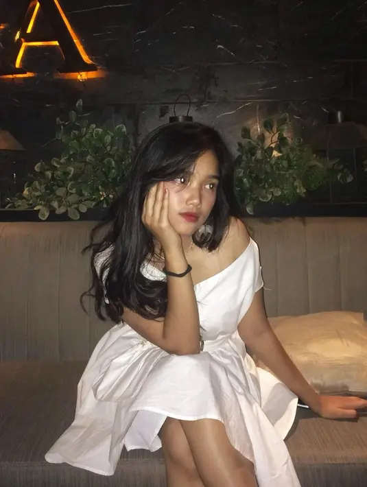 Sebelum terkenal seperti saat ini, Fuji memang lebih sering tampil dengan gaya tomboy. Namun dirinya tetap cocok pakai gaun simpel putih ini saat rambutnya masih panjang. (Liputan6.com/IG/@fuji_an)