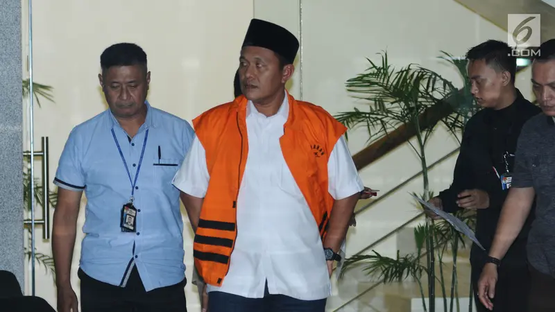 Jalani Pemeriksaan Usai Ditangkap KPK, Bupati Lampung Tengah Tertunduk Lesu