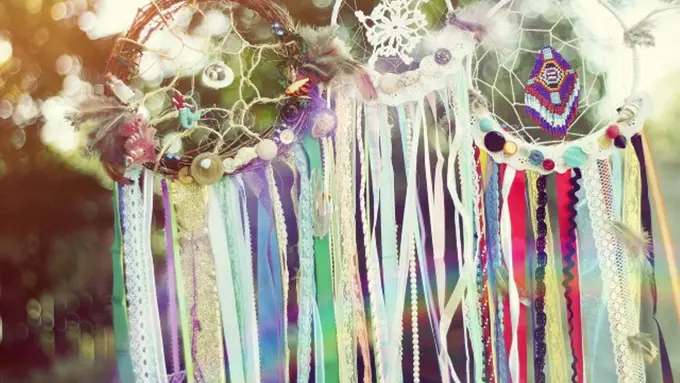Indahkan Harimu dengan Memakai Kalung Dreamcatcher 