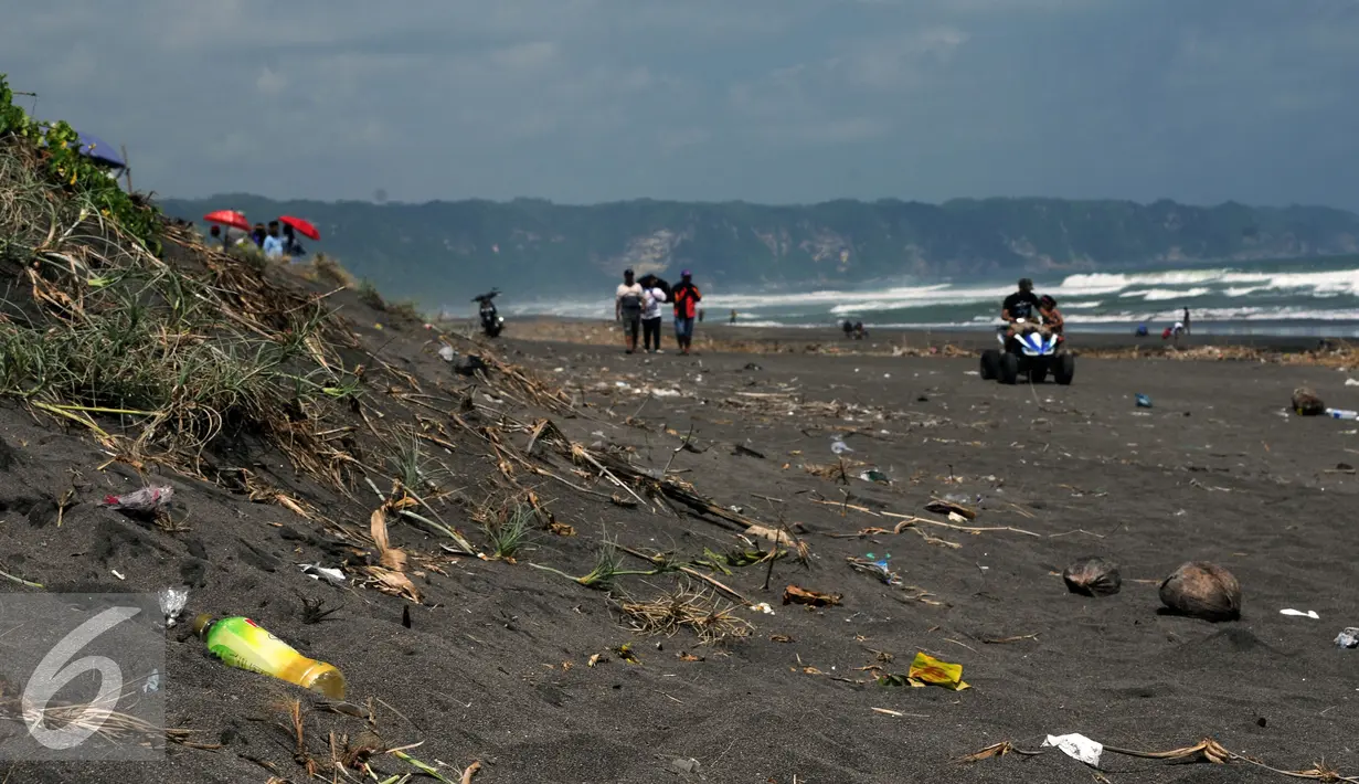 Botol sisa minuman tercecer di pinggir Pantai Depok, Bantul, Yogyakarta, Minggu (27/3/2016). Pantai Depok menjadi lokasi wisata alternatif di Daerah Istimewa Yogyakarta yang ramai dikunjungi saat libur tiba. (Liputan6.com/Helmi Fithriansyah)
