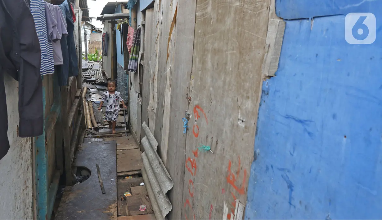 Seorang anak berjalan di kawasan Kampung Tembok, Muara Angke, Jakarta Utara, Rabu (4/3/2020). (Liputan6.com/Herman Zakharia)