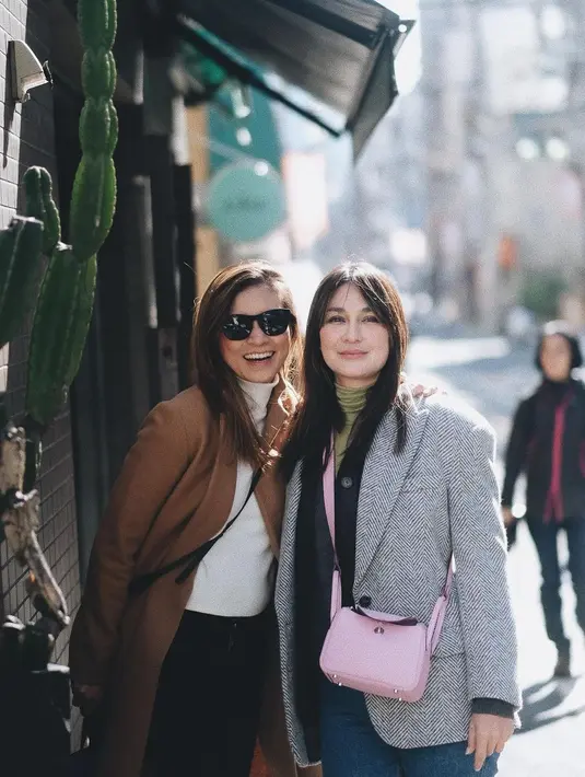 Penampilan Luna kemudian dilengkapi dengan sebuah tas selempang mini berwarna pink cerah.