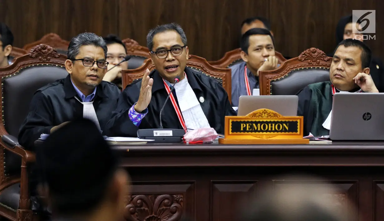 Tim Hukum Prabowo-Sandiaga saat mengikuti sidang ke-5 sengketa Pilpres 2019 di Gedung MK, Jakarta, Jumat (21/6/2019). Sidang beragendakan mendengar keterangan saksi dan ahli dari pihak terkait yakni paslon nomor urut 01 Jokowi-Ma'ruf Amin. (Liputan6.com/Johan Tallo)