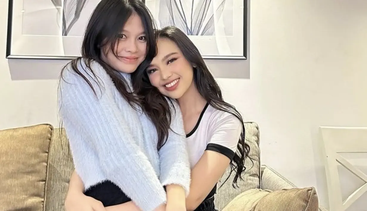 Fauzia tampil dengan atasan knit lengan panjang dipadukan celana hitam. Sementara Lyodra, mengenakan atasan putih lengan pendek. [@fauziaahanum]