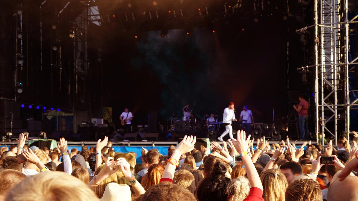 Jangan Berangkat ke Konser Outdoor Sebelum Checklist 6 Starter Pack Berikut Ini!