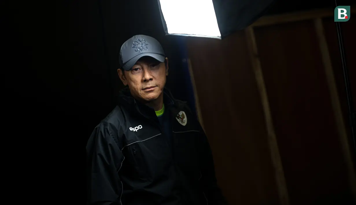 <p>Pelatih Timnas Indonesia, Shin Tae-yong saat bersiap melakukan konferensi pers menjelang laga lanjutan putaran ketiga Kualifikasi Piala Dunia 2026 melawan Jepang di Stadion Utama Gelora Bung Karno (SUGBK), Senayan, Jakarta, Kamis (14/11/2024). (Bola.com/Bagaskara Lazuardi)</p>