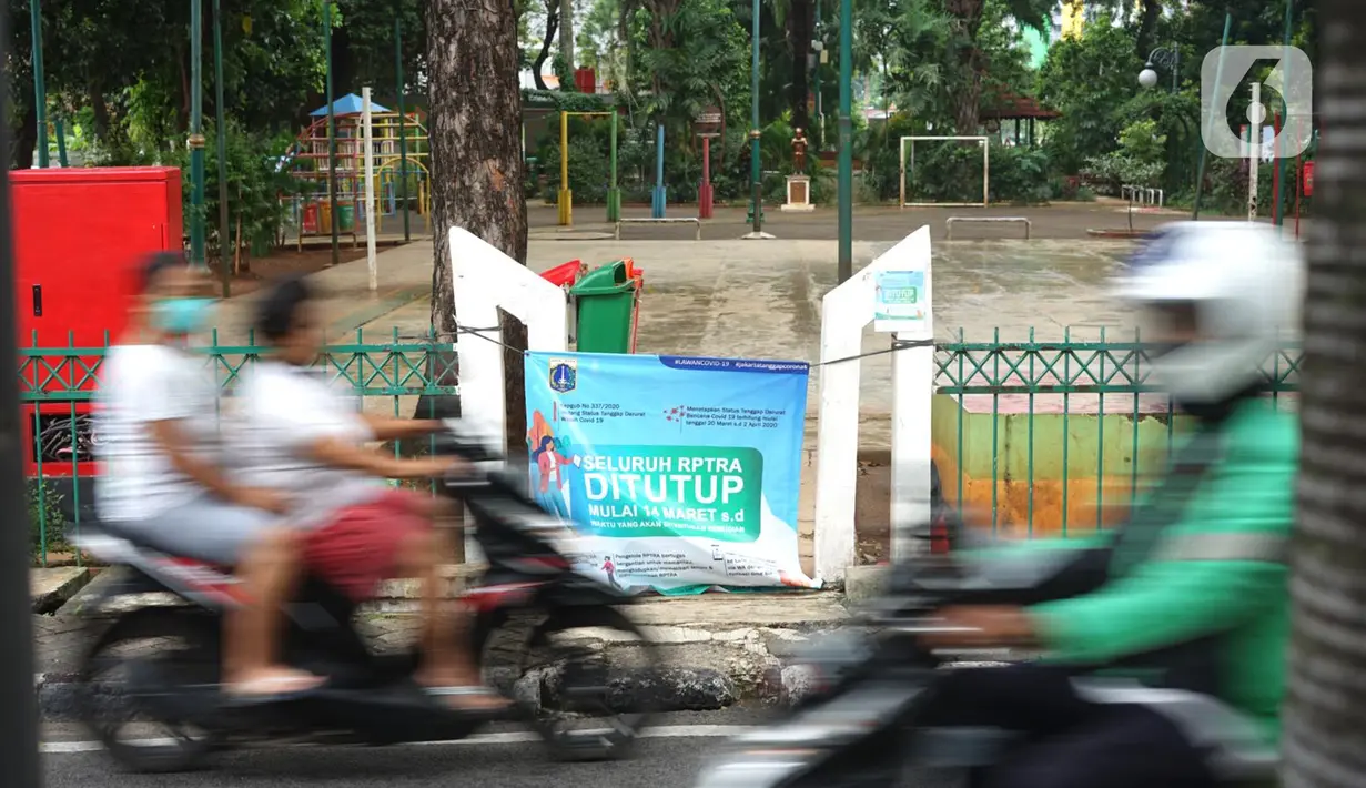 Pengendara melintasi Ruang Publik Terpadu Ramah Anak (RPTRA) Amir Hamzah yang ditutup di kawasan Menteng, Jakarta, Selasa (21/4/2020). Pemerintah Provinsi (Pemprov) DKI Jakarta menutup RPTRA di masa penerapan Pembatasan Sosial Berskala Besar (PSBB). (Liputan6.com/Immanuel Antonius)