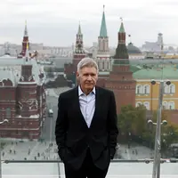 Harrison Ford berbicara tentang kecelakaan pesawatnya pada waktu berkunjung ke ‘Jimmy Kimmel Live!’.  Kala itu sang aktor mengenakan kostum hotdog dan menceritakan pengalamannya. (Bintang/EPA)