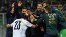 Para pemain Italia merayakan gol yang dicetak Riccardo Orsolini ke gawang Armenia pada laga Kualifikasi Piala Eropa 2020 di Stadion Renzo Barbera, Palermo, Senin (18/11). Italia menang 9-1 atas Armenia. (AFP/Andreas Solaro)