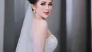 Ternyata, jauh sebelum menikah dengan Denny Caknan, Bella Bonita memang sering menjadi model makeup pengantin. Seperti terlihat di foto ini ketika ia menjadi model pengantin modern. Dengan gaun pengantin putih dan tiaranya, Bella Bonita tampil super cantik degnan bold makeup bernuansa merah muda. Foto: Instagram.