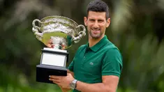 Petenis Serbia Novak Djokovic berpose dengan Norman Brookes Challenge Cup usai menjuarai Australian Open 2023 di Taman Government House, Melbourne, Australia, 30 Januari 2023. Novak Djokovic menjuarai Australian Open 2023 setelah mengalahkan Stefanos Tsitsipas asal Yunani pada laga final. (AP Photo/Mark Baker)