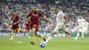Penyerang Real Madrid, Gareth Bale, melepaskan tendangan ke gawang AS Roma pada laga Liga Champions di Stadion Santiago Bernabeu, Madrid, Rabu (19/9/2018). Real Madrid menang 3-0 atas AS Roma. (AP/Manu Fernandez)