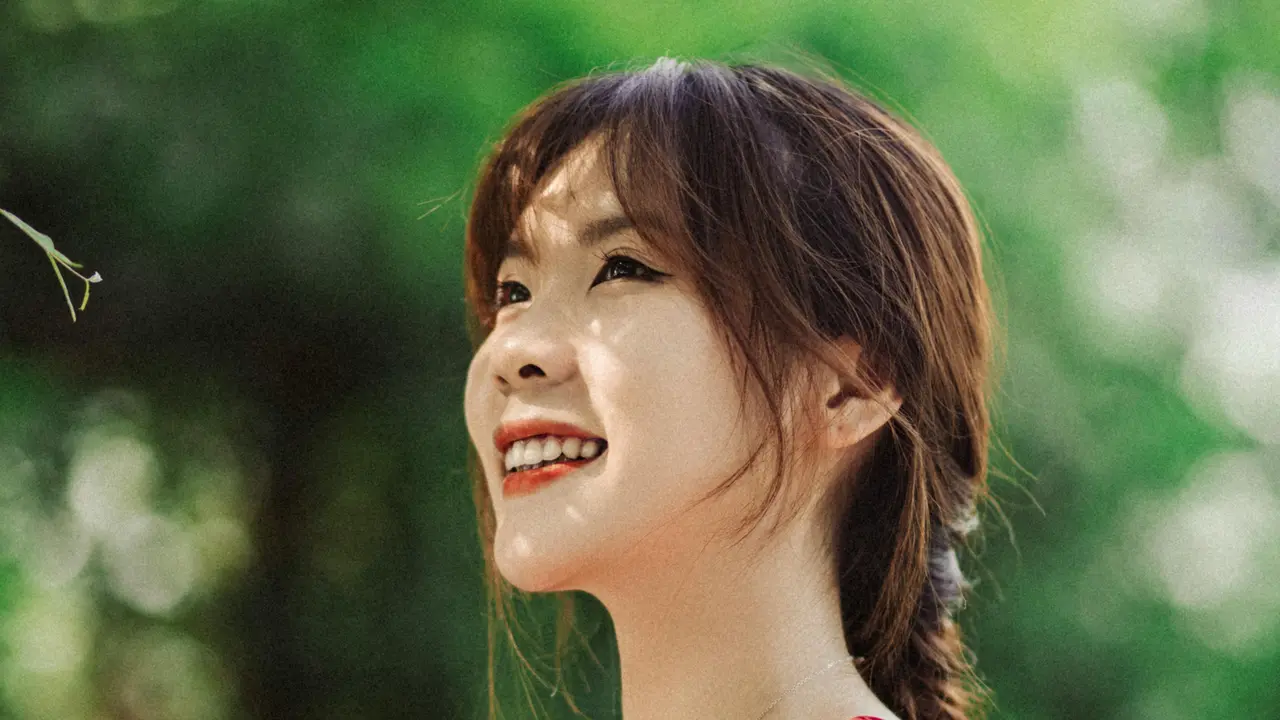 santai cantik tersenyum bahagia kalem tenang