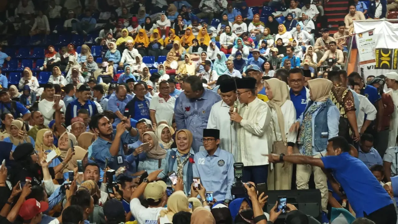 Calon Wakil Presiden Nomor Urut 02, Sandiaga Salahuddin Uno menyapa kaum milenial Jakarta Selatan saat berkampanye di Gelanggang Olah Raga Bulungan, Jakarta Selatan.