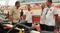 Atlet paracyling Indonesia, M Fadli (kedua dari kiri) berbincang dengan  Direktur Operasi PT Jakarta Propertindo (Jakpro) Wahyu A. Harun  di Jakarta International Velodrome (istimewa)