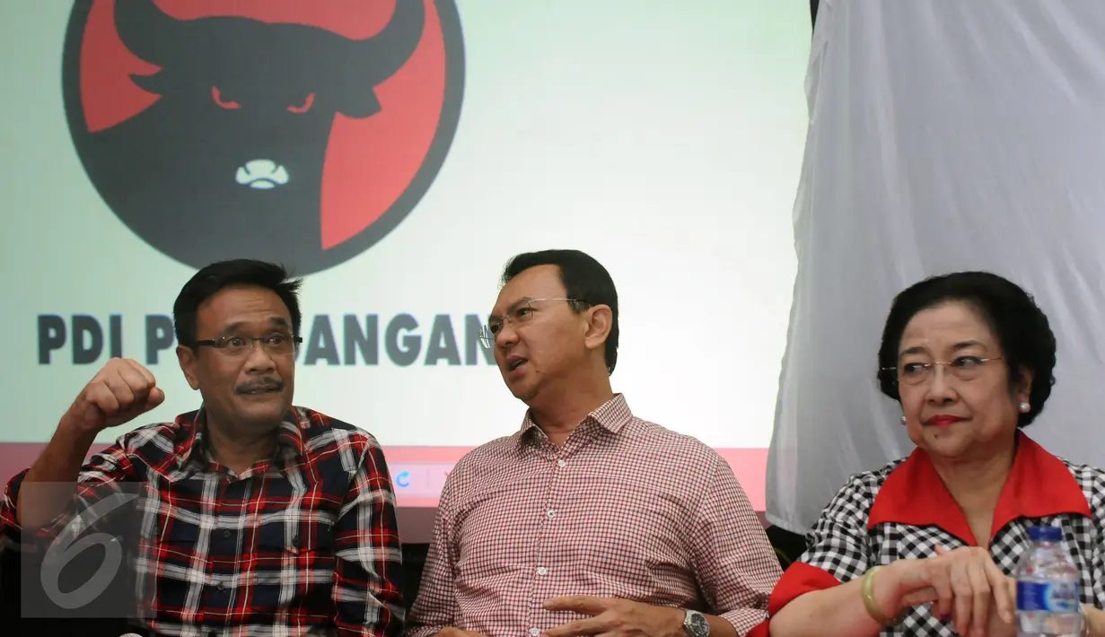 Ketua Umum PDI-P Megawati Soekarnoputri (kanan) bersama Djarot Saiful Hidayat dan Basuki Tjahaja Purnama saat memberi keterangan di Jakarta, Rabu (15/2). Mega mengungkap kemenangan sementara PDI-P di 52 Pilkada 2017. (Liputan6.com/Helmi Fithriansyah)