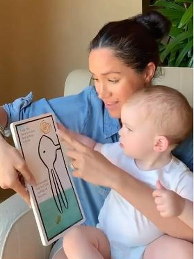 Ragam Ekspresi Lucu Archie Harrison Saat Dibacakan Buku oleh Meghan Markle