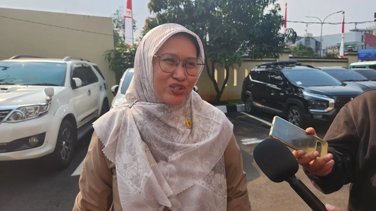 Anggota KPAI Diyah Puspitarini usai menemui jajaran Polres Metro Depok terkait kekerasan anak di daycare Wensen School Depok. (Liputan6.com/Dicky Agung Prihanto)