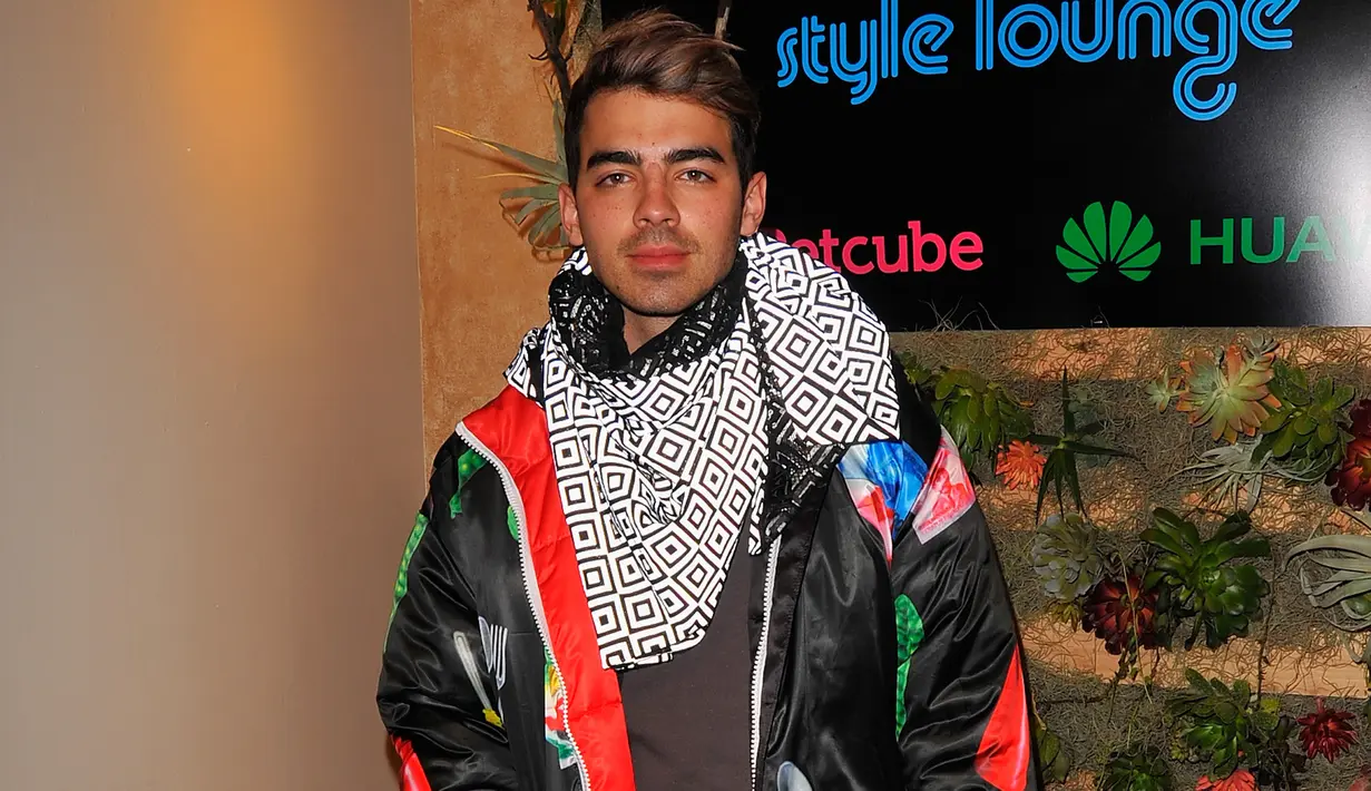 Joe Jonas mengenakan jaket hitam berdesain unik saat menghadiri Kari Feinstein's Style Lounge di Utah, 23 Januari 2016. Jaket itu bergambar semangkuk mie ayam lengkap dengan sayur, sendok dan garpu. (Lily Lawrence/Getty Images untuk Kari Feinstein/AFP)