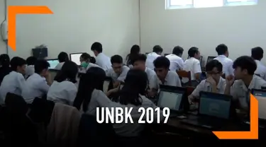Seorang siswa di Sidoarjo, Jawa Timur tetap mengikuti UNBK 2019 walaupun dengan kondisi tangan diinfus.