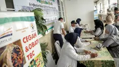 Calon penumpang mengecek kesehatan di Posko Kesehatan KAI Daop 1 di Stasiun Senen, Jakarta, Senin (30/12/2019). Demi memberikan kenyamanan di masa angkutan Natal dan Tahun Baru, PT KAI Daop 1 Jakarta menyediakan layanan pemeriksaan kesehatan dan pengobatan Gratis. (Liputan6.com/Faizal Fanani)