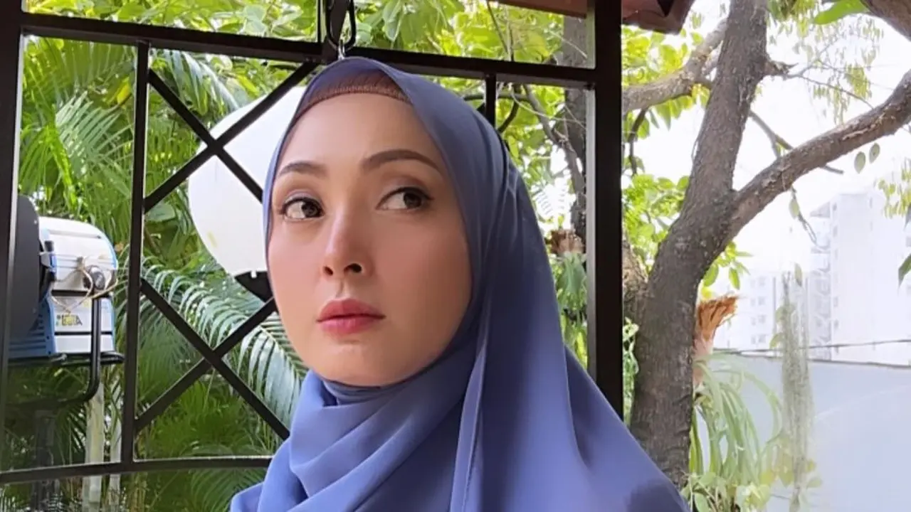 6 Potret Della Puspita Mantap Kenakan Hijab, Berawal dari Dorongan Suami