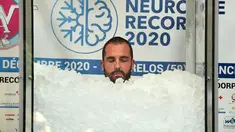 Pria Prancis, Romain Vandendorpe menutup matanya saat mencoba memecahkan rekor dunia di Wattrelos pada 19 Desember 2020. Romain Vandendorpe mencetak rekor dunia dengan duduk di dalam kabin es batu untuk waktu yang lama, demi mengumpulkan dana bagi anak-anak penderita kanker. (FRANCOIS LO PRESTI/AFP)