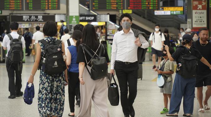 Orang-orang yang memakai masker untuk membantu mengekang penyebaran virus corona COVID-19 berjalan di sekitar Stasiun Ueno, Tokyo, Jepang, Jumat (6/8/2021). Tokyo berada dalam keadaan darurat virus corona COVID-19 sejak pertengahan Juli. (AP Photo/Kantaro Komiya)